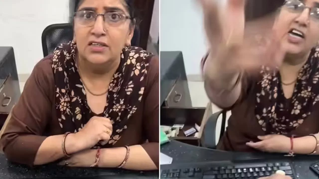 టిక్కెట్ ఇవ్వను.. ఏం చేసుకుంటావో చేసుకో! రైల్వే స్టేషన్‌లో మహిళా ఉద్యోగిని నిర్వాకం..నెటిజన్ల ఫైర్‌