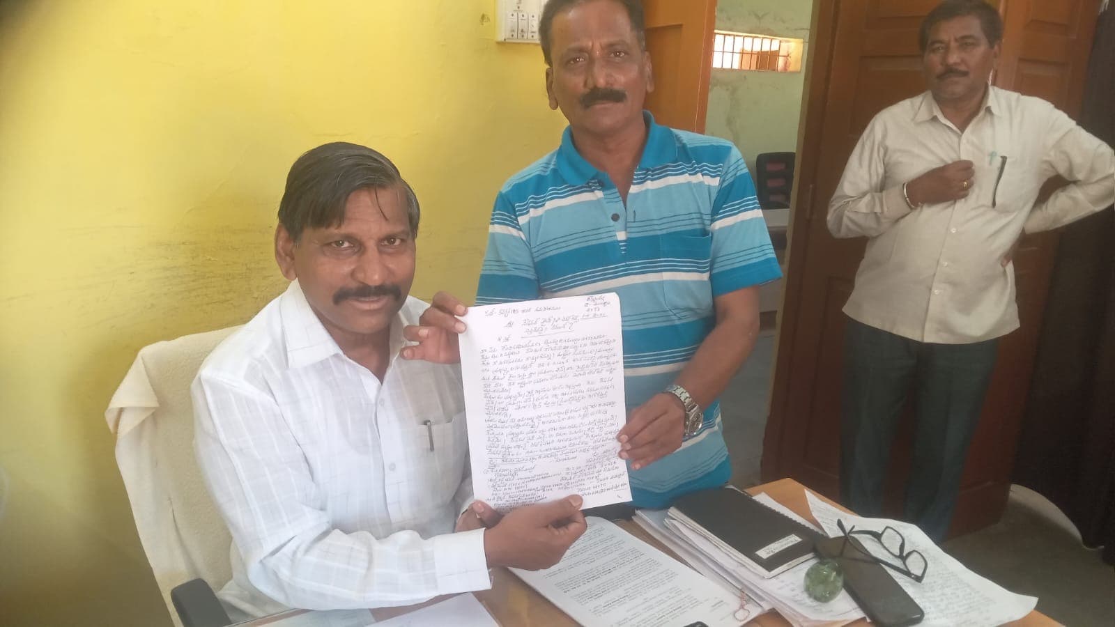 నేషనల్ హైవే టోల్ గేట్లపై విమర్శలు – టాక్స్ భారం తగ్గించాలన్న డిమాండ్