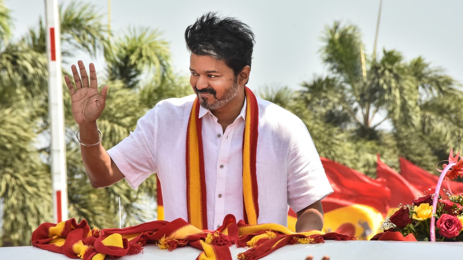 విజయ్ ర్యాలీలో గందరగోళం.. కాన్వాయ్ ప్రమాదంలో పోలీసుకు గాయాలు