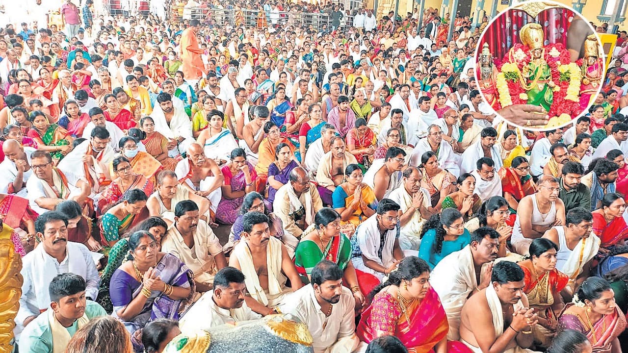 కొత్తగూడెం: భద్రాద్రి రామయ్య సన్నిధికి పోటెత్తిన భక్తులు… నిత్య కల్యాణంలో పాల్గొన్న 109 జంటలు