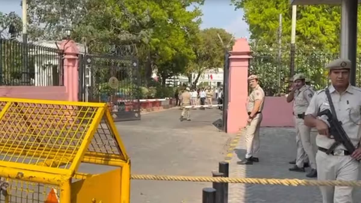 ఢిల్లీ అసెంబ్లీలో భద్రతా వైఫల్యం