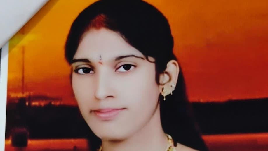 పోలీసుల ఎదుటే భార్యపై దాడి