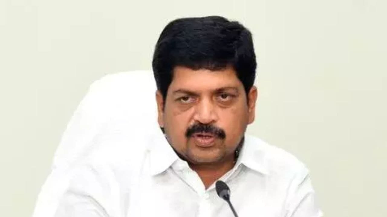 మచిలీపట్నంలో కొల్లు రవీంద్ర తనిఖీలు