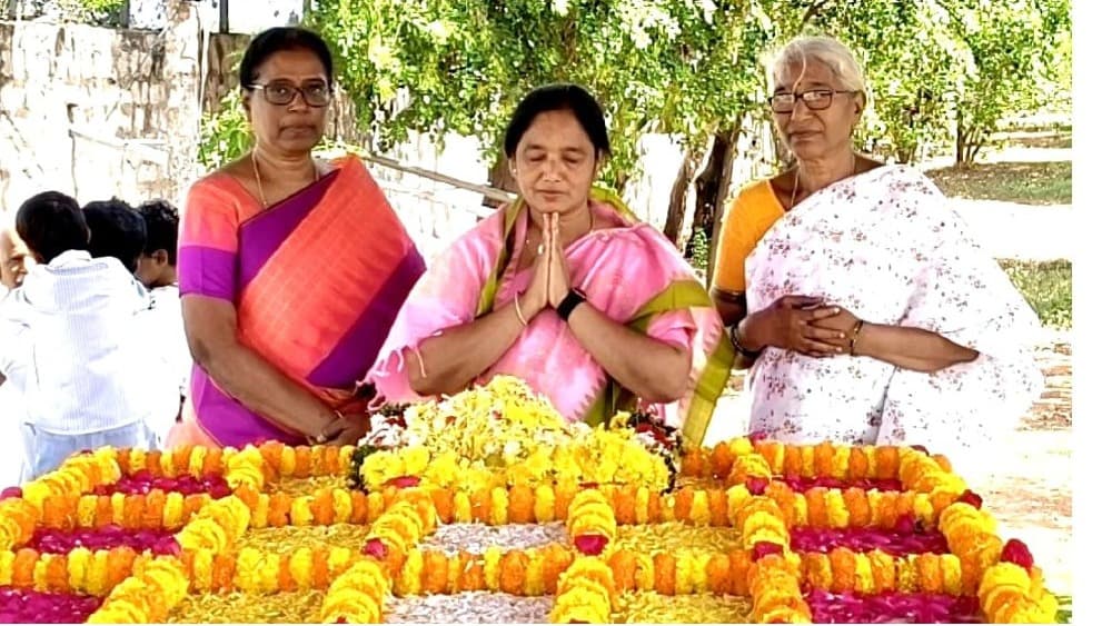 వడ్లమూడి కృష్ణారావుకు సునీతమ్మ నివాళులు