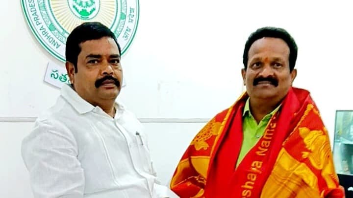 నూతన ఆర్డీవో మురళిని కలిసిన కుప్పాల