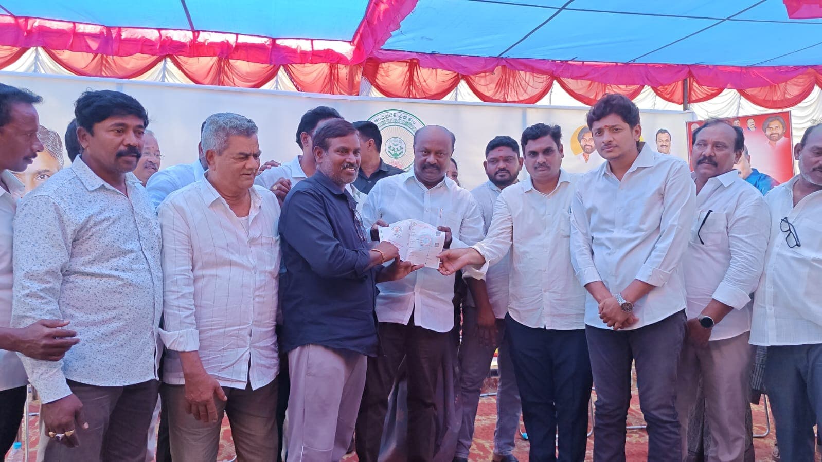 పట్టాదారు పుస్తకాల పంపిణీ చేసిన రమేష్ బాబు
