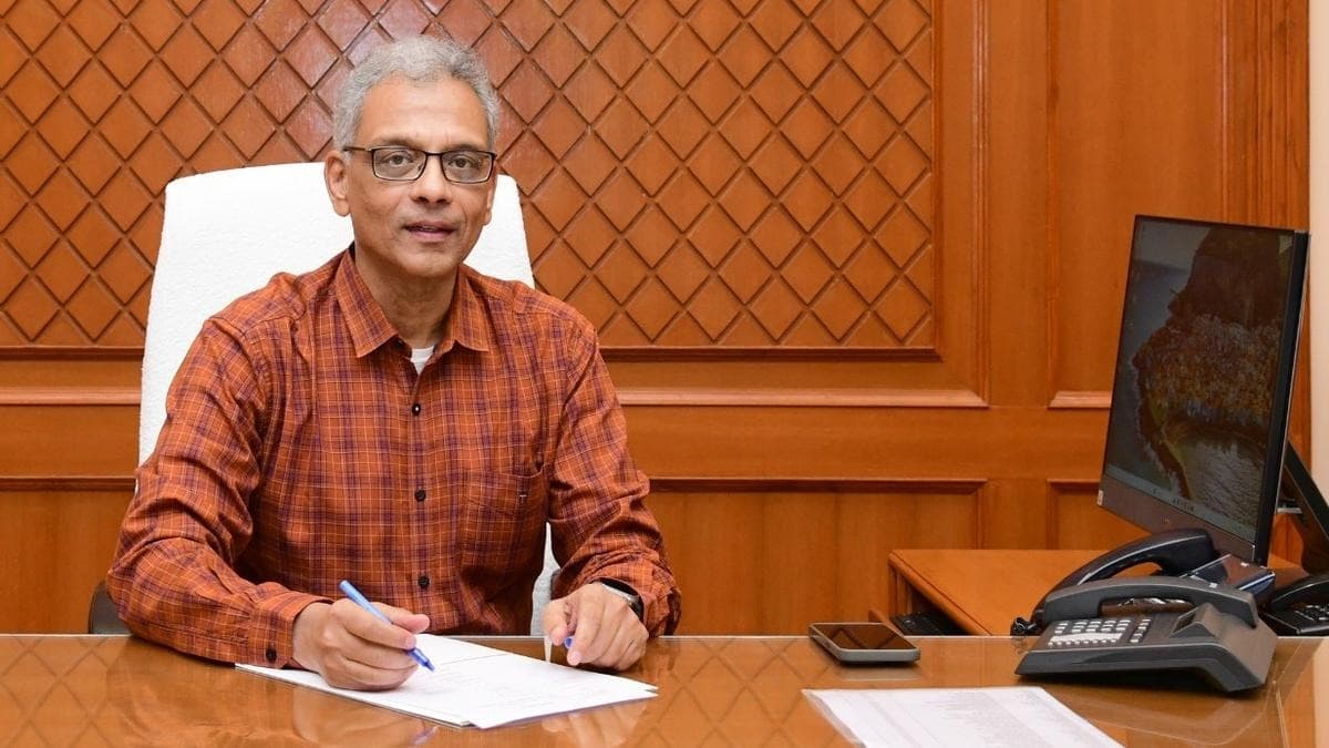 తమిళనాడు సీఎస్ బదిలీ.. కొత్త సీఎస్‌గా తెలుగు వ్యక్తి