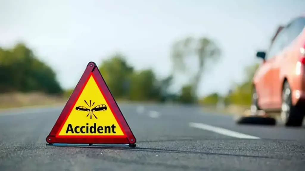 చిలకలూరిపేటలో కారు బీభత్సం