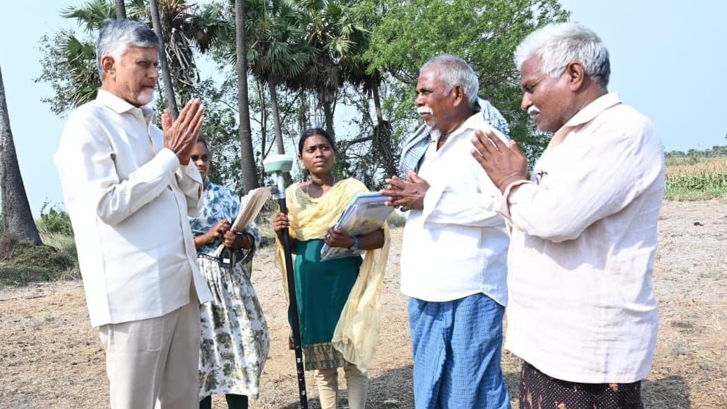 సూరేపల్లిలో చంద్రబాబు.. రైతులకు కొత్త పాస్ పుస్తకాలు