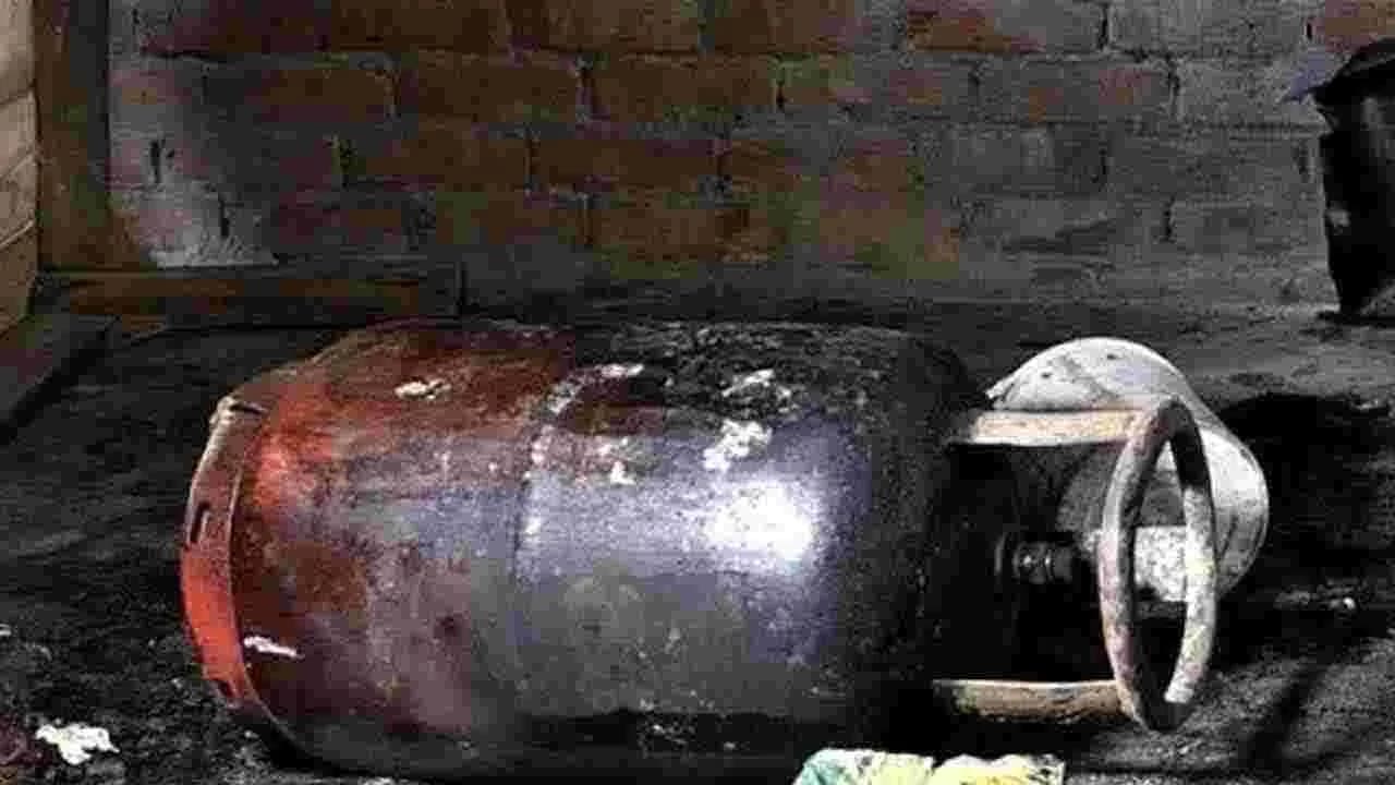 కర్నూలులో గ్యాస్ సిలిండర్ పేలుడు కలకలం