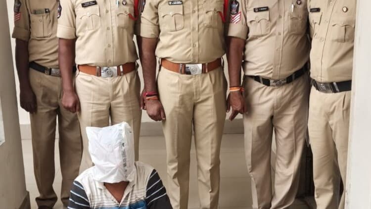 వీఐపీ దర్శనం పేరుతో మోసం..