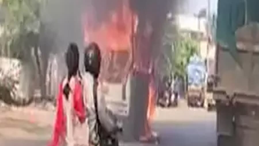 గాజువాకలో మినీ బస్సు అగ్ని ప్రమాదం.. పూర్తిగా దగ్ధమైన వాహనం.