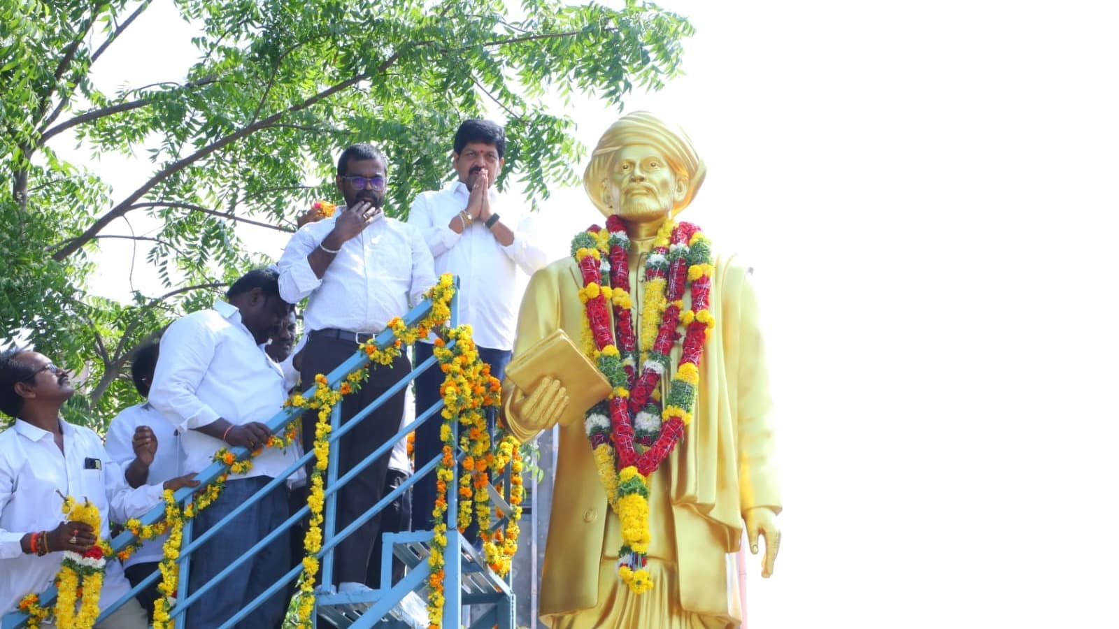 మచిలీపట్నంలో ఘనంగా జ్యోతిరావు పూలే జయంతి: ఆశయ సాధనకు కట్టుబడి ఉన్నామని మంత్రి కొల్లు రవీంద్ర
