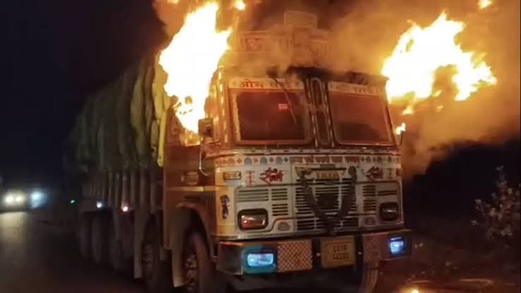 ఏలూరులో భారీ ప్రమాదం తప్పింది: లారీలో మంటలు, సిలిండర్ పేలుడు కలకలం