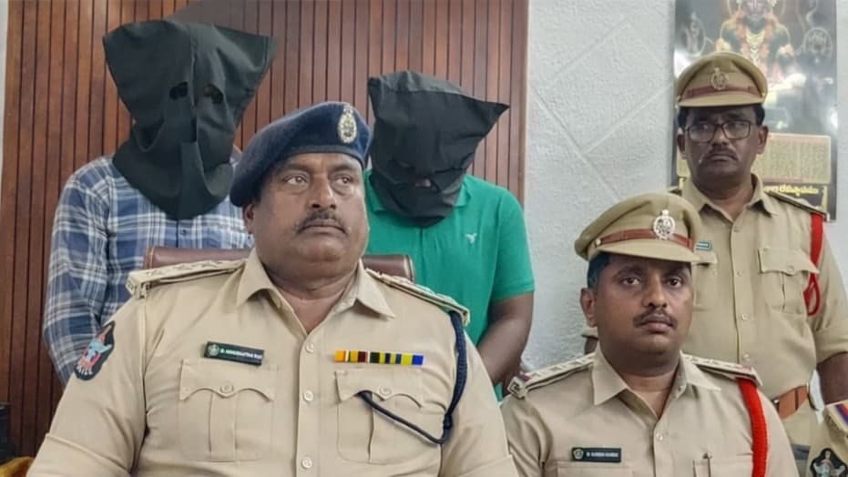 లాయర్ హత్య కేసు ఛేదన.. ఇద్దరు కానిస్టేబుళ్లు అరెస్ట్