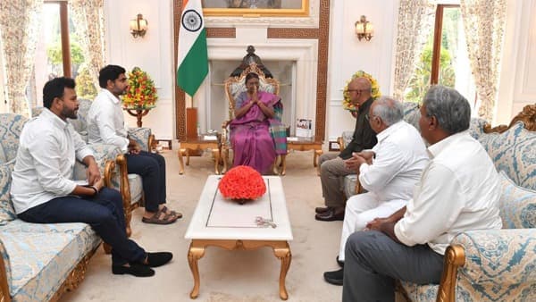 రాష్ట్రపతిని కలిసిన లోకేష్..