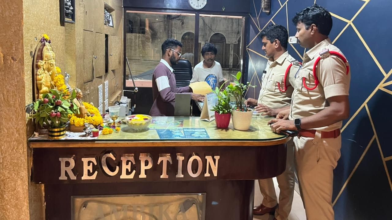 జంగారెడ్డిగూడెంలో లాడ్జీలపై పోలీసుల ఆకస్మిక దాడులు..