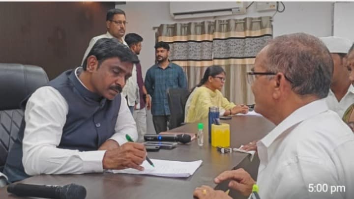 పీజీఆర్ఎస్ దరఖాస్తులు వెంటనే పరిష్కరించాలి