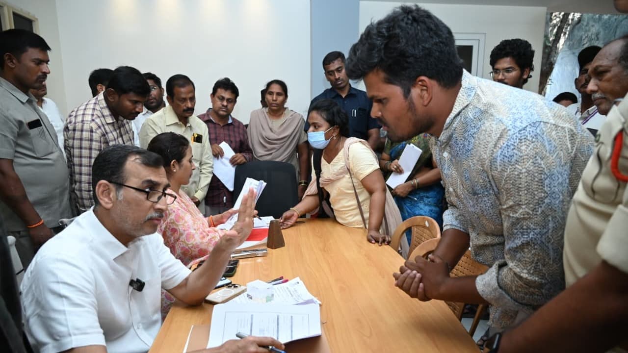 కడపలో ప్రజా దర్బార్ నిర్వహించిన టీడీపీ నేతలు శ్రీనివాసరెడ్డి, మాధవి