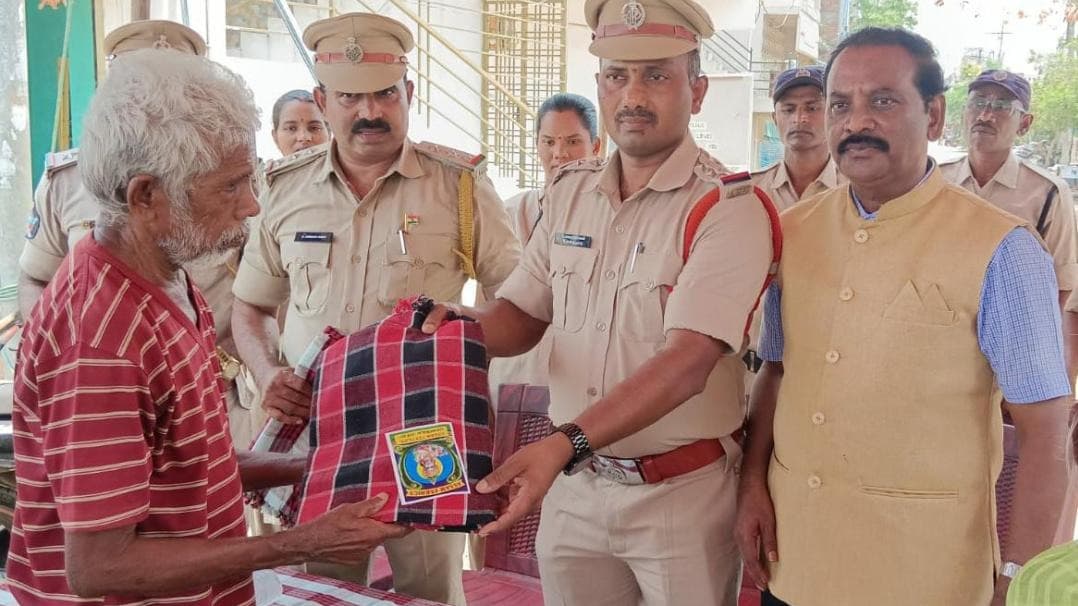 అంబేద్కర్ జయంతి సందర్భంగా పేదలకు దుప్పట్లు పంపిణీ