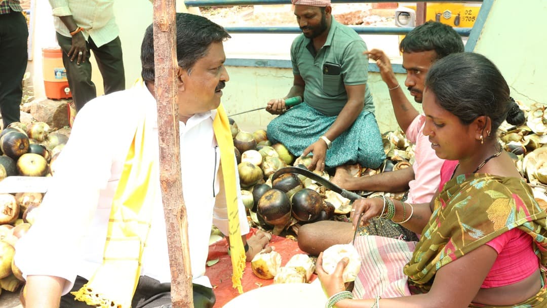 చిరు వ్యాపారులకు అండగా మంత్రి పయ్యావుల కేశవ్