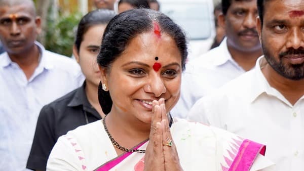 వారణాసి ఆధ్యాత్మిక పర్యటనకు కల్వకుంట్ల కవిత