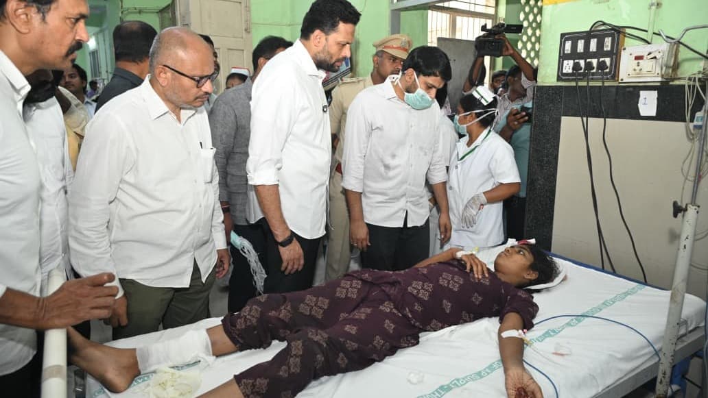 ప్రభుత్వ ఆసుపత్రిలో క్షతగాత్రులను పరామర్శించిన మంత్రి టీజీ భరత్