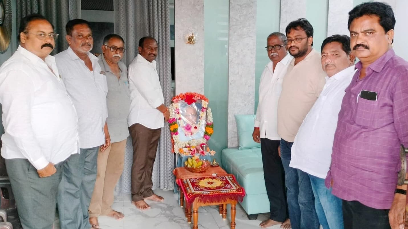 గుత్తికొండ కోటేశ్వరరావు కుటుంబానికి విక్కుర్తి పరామర్శ