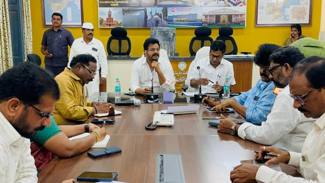 కింద స్థాయి సిబ్బంది నిర్లక్ష్యంపై ఎమ్మెల్యే వెనిగండ్ల రాము ఆగ్రహం