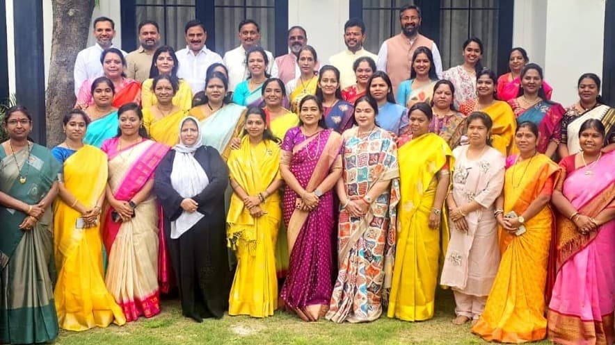 మహిళా ప్రతినిధులకు సానా సతీష్ బాబు ఆతిథ్యం