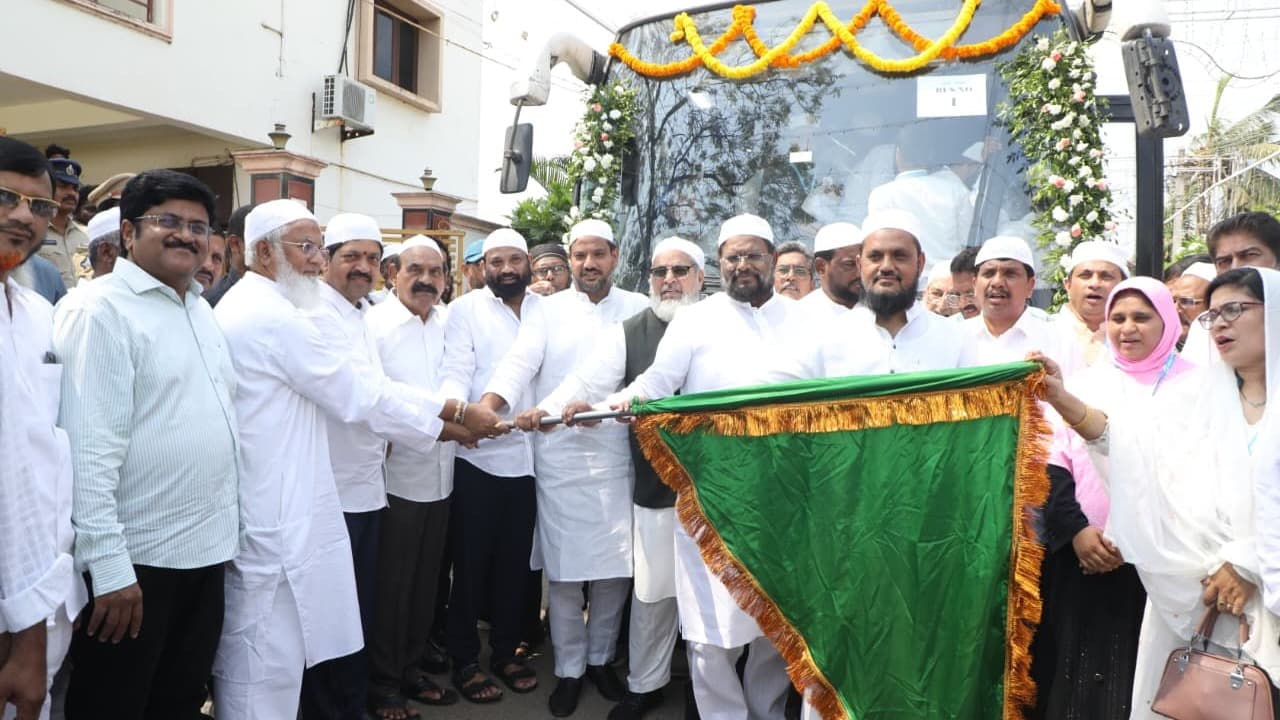 గన్నవరంలో హజ్ యాత్ర ప్రారంభించిన మంత్రి కొల్లు రవీంద్ర..