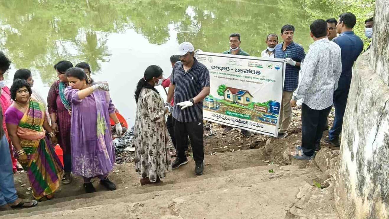 స్వచ్ఛ పార్వతీపురం లక్ష్యంగా కలెక్టర్ శ్రమదానం..