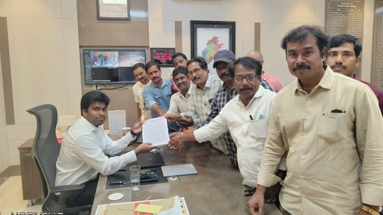 చందనోత్సవం మీడియా పాసులపై లోకల్ న్యూస్ పేపర్స్ అసోసియేషన్ వినతి