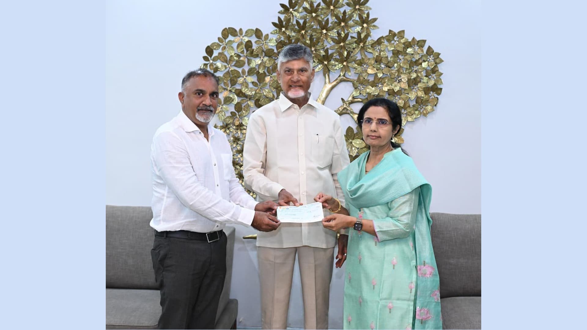 సీఎం చంద్రబాబు జన్మదినం సందర్భంగా అన్న క్యాంటీన్లకు రూ.76 లక్షల విరాళం ఇచ్చిన నారా భువనేశ్వరి