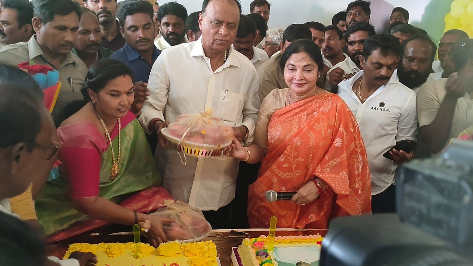 నెల్లూరు ఎంపీ వేమిరెడ్డి ప్రభాకర్ రెడ్డికి జన్మదిన శుభాకాంక్షలు తెలిపిన టీడీపీ సీనియర్ నాయకురాలు మల్లి లక్ష్మి