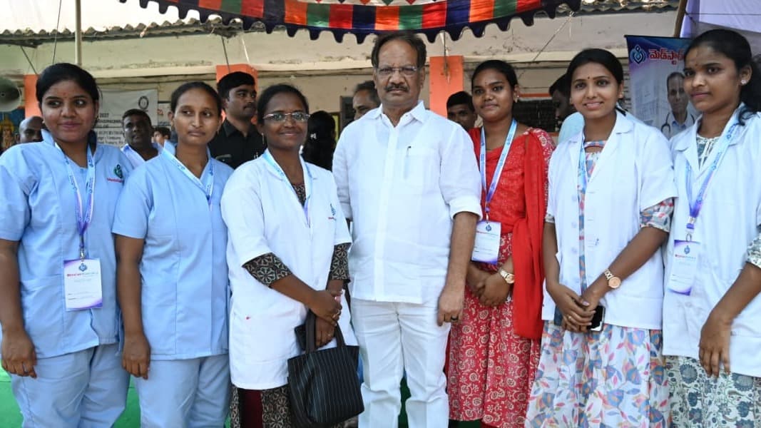 వేమూరులో ఘనంగా ఉచిత మెగా మెడికల్ క్యాంప్ – ఎన్టీఆర్ మెమోరియల్ ట్రస్ట్ ఆధ్వర్యంలో వేలాది మందికి వైద్య సేవలు