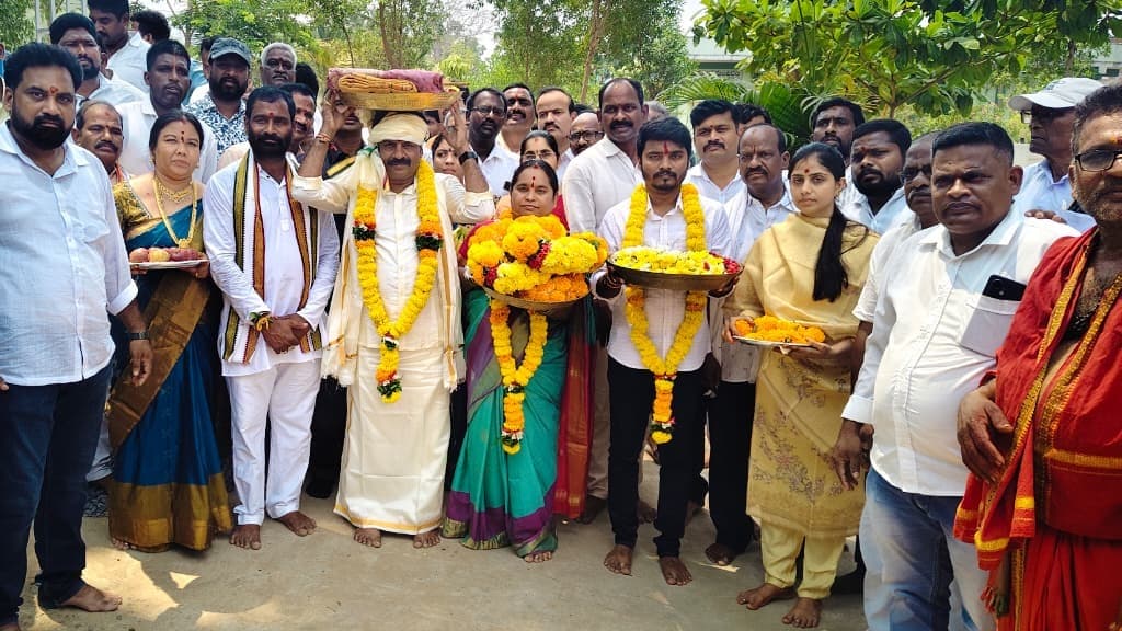 పాతపట్నం నీలమణి దుర్గ అమ్మవారికి పట్టు వస్త్రాలు సమర్పించిన ఎమ్మెల్యే మామిడి గోవిందరావు