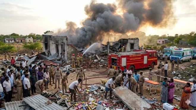కేరళలో విషాదం.. త్రిసూర్ బాణసంచా గిడ్డంగిలో పేలుడు..