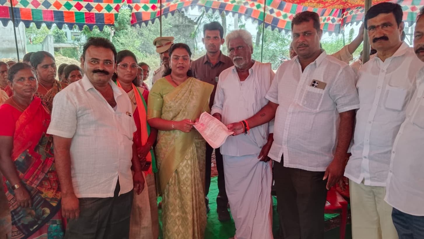 ఆరోగ్య కేంద్రానికి ఉచిత భూమి.. సత్యనారాయణ కుటుంబానికి ఎమ్మెల్యే సౌమ్య కృతజ్ఞతలు