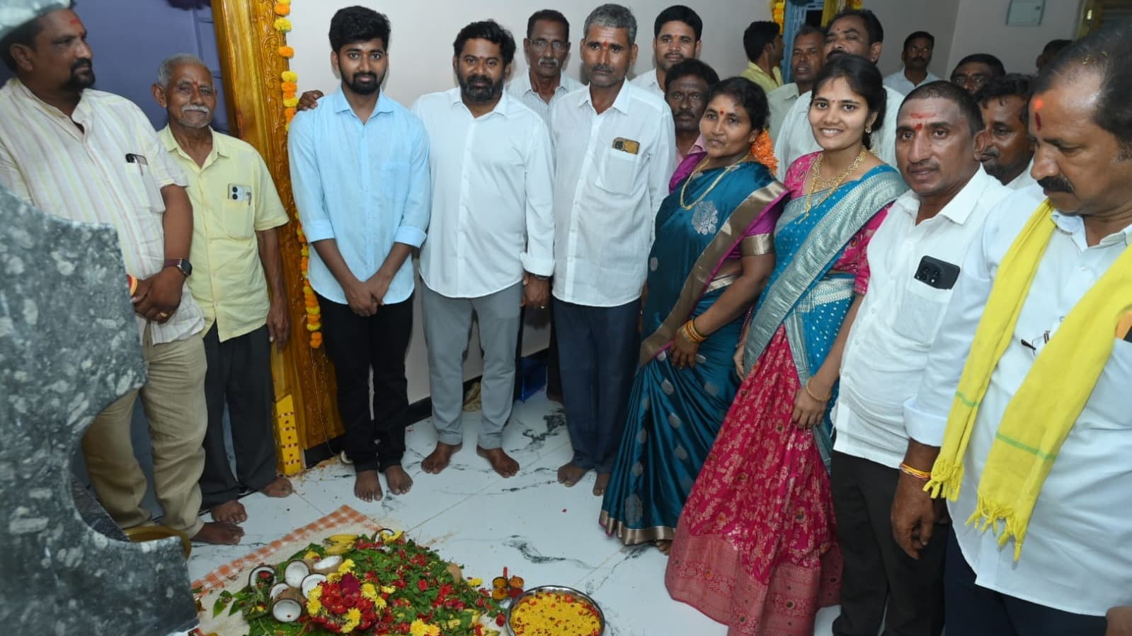 గృహప్రవేశానికి ఎమ్మెల్యే విజయ్ చంద్ర హాజరు..