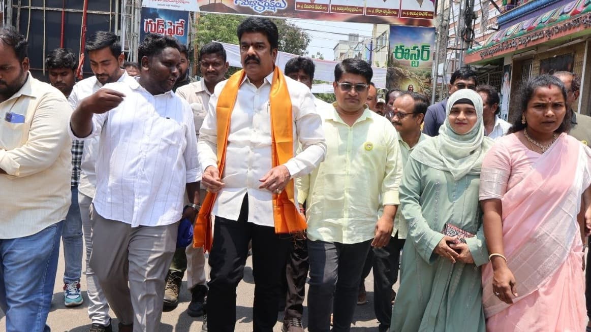 అన్నదానంలో ఎమ్మెల్యే బొండ ఉమా పాల్గొన్నారు..