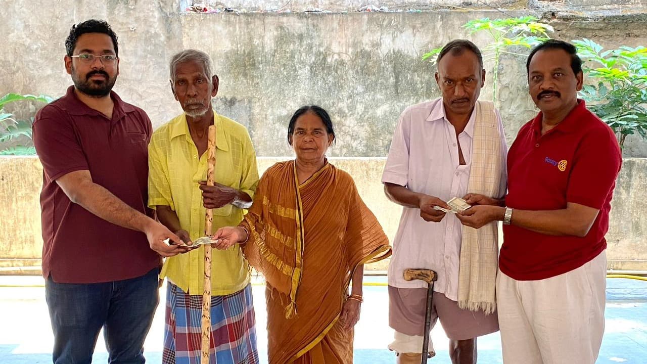 వృద్ధులకు కారుణ్య ఆర్థిక చేయూత..