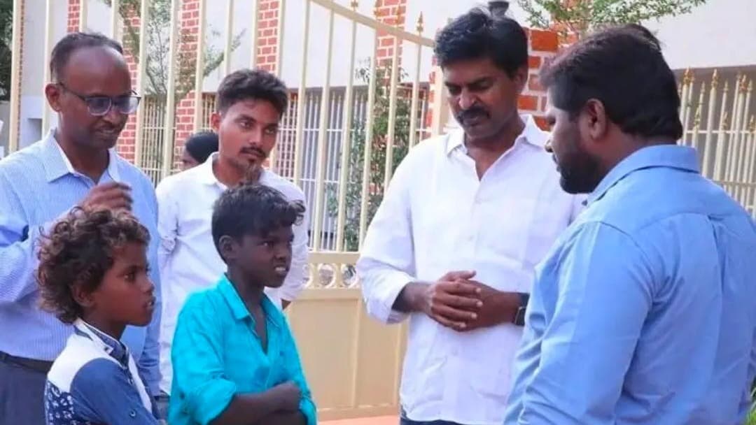 నెల్లూరులో హృదయాన్ని కదిలించిన ఘటన.. బడి చూసి మారిన వీధి బాలల జీవితం