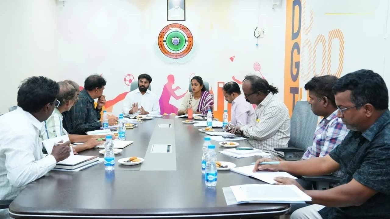క్రీడా అభివృద్ధిపై శాప్ చైర్మన్ రవి నాయుడు సమీక్ష