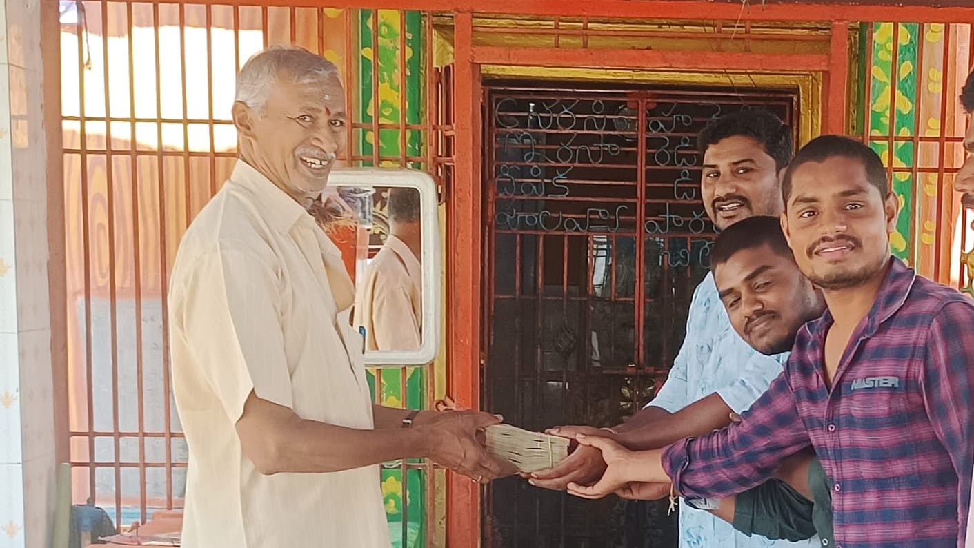 ఆంజనేయస్వామి ఆలయానికి రూ. లక్ష విరాళం