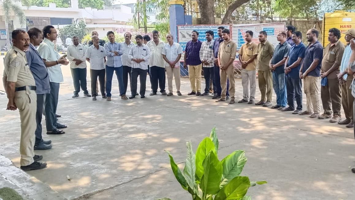 ప్రతి స్టాప్‌లో బస్సులు ఆగాలి..