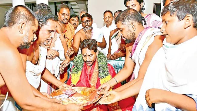 కడపలో ఒంటిమిట్ట కోదండ రామాలయ అర్చకులకు టీటీడీ షోకాజ్ నోటీసులు