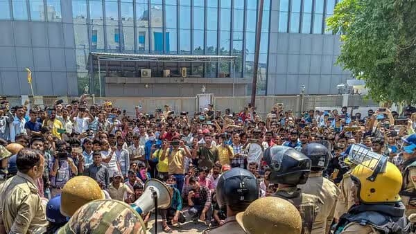 నోయిడా ఇండస్ట్రియల్ హబ్‌లో ఉద్రిక్తత – వేతనాలు, ఓవర్‌టైమ్ డిమాండ్లతో 45 వేల మంది ఉద్యోగుల భారీ ఆందోళన