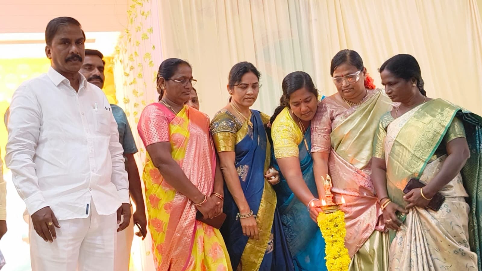 గ్రామ సంఘాల అభివృద్ధికి స్మార్ట్ అడుగు – వీఓఏలకు స్మార్ట్ ఫోన్లు పంపిణీ చేసిన ఎమ్మెల్యే శ్రీరాం తాతయ్య