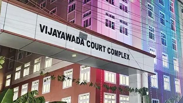 విజయవాడ కోర్టులో లిఫ్ట్‌లో గంటన్నర హైడ్రామా